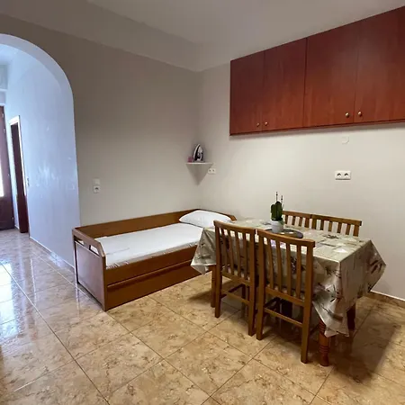 Teen Hub Apartmán Ermupoli